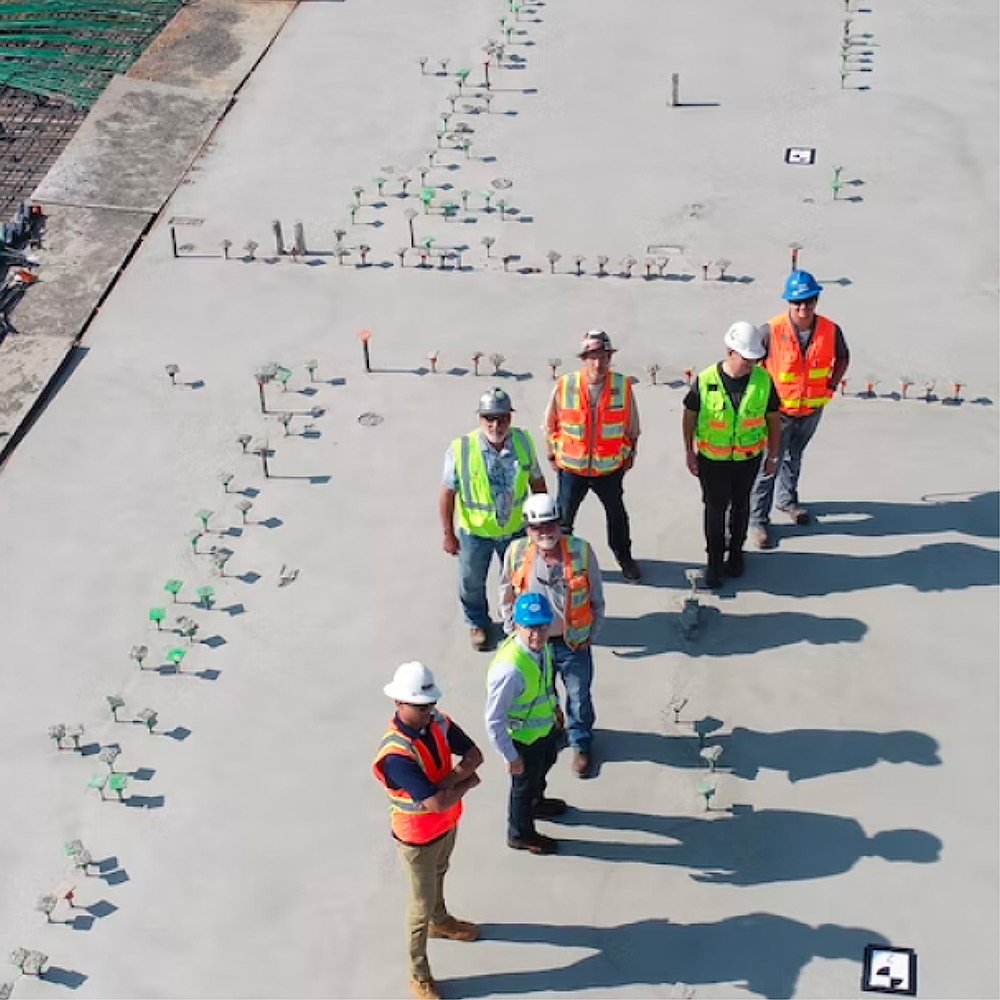 Équipe de travailleurs sur un chantier de construction portant des casques et équipements de sécurité au Québec